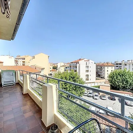 Апартаменты Entire In Saint-raphael Сен-Рафаэль