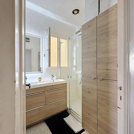 Апартаменты Entire In Saint-raphael *
